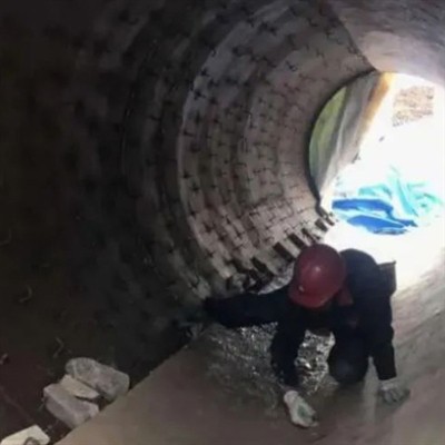 ما هو نوع المادة المقاومة للحرارة المستخدمة في تبطين صندوق الهواء الكبير للمد...